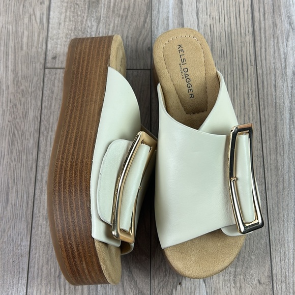 New nwot Perfect Kelsi Dagger Dover platform gold buckle cream slides 6 - Picture 6 of 9